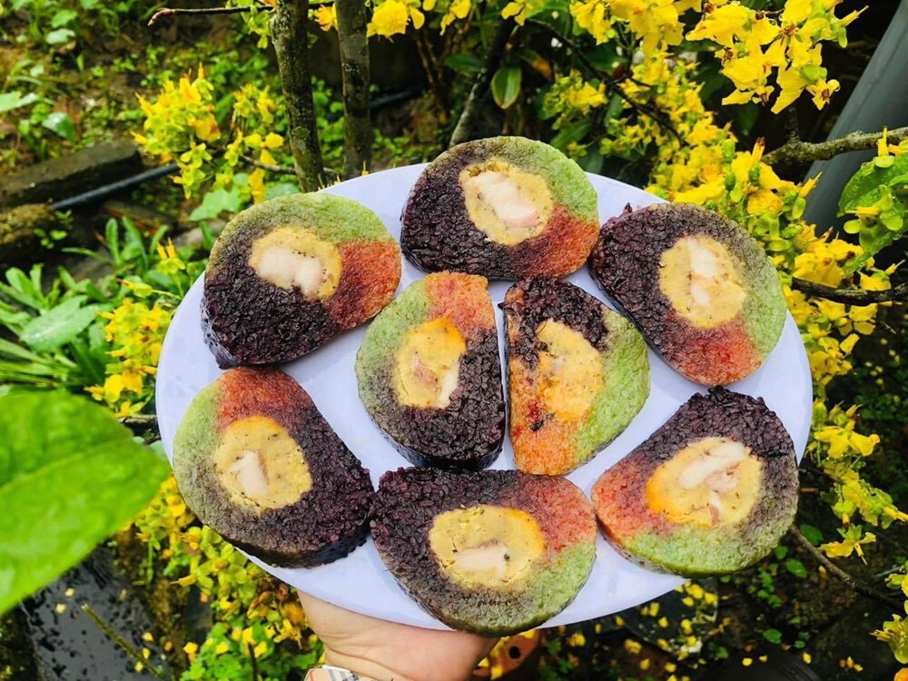 Bánh tét mặt trăng nhiều màu, được làm từ các loại lá tự nhiên 